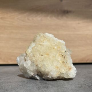 Citrien stuk ruw. Citrien werkt beschermend, opbeurend en trekt geluk, voorspoed, succes en welvaart aan.