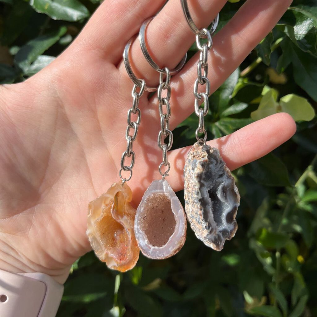 Agaat geode sleutelhanger; prachtige sleutelhanger met een kleine agaat geode vol met druzzy