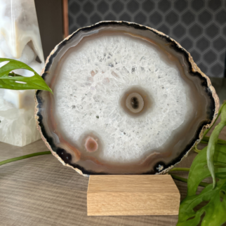 Naturel agaatschijf, elk stuk is uniek waar deze met de hand wordt bewerkt. Agaat werkt aardend en beschermend.
