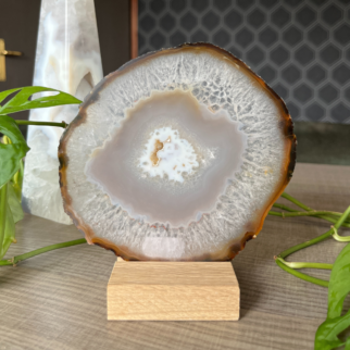 Naturel agaatschijf, elk stuk is uniek waar deze met de hand wordt bewerkt. Agaat werkt aardend en beschermend.