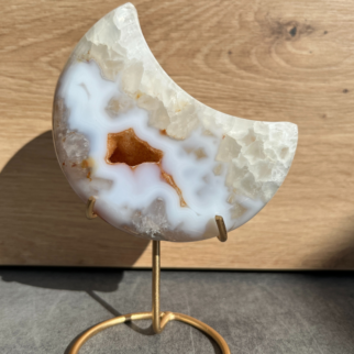 Agaat maan, agaat werkt aardend, stabiliserend en beschermend. De steen werkt kalmerend, laat je veilig voelen en zorgt voor geestelijke balans.