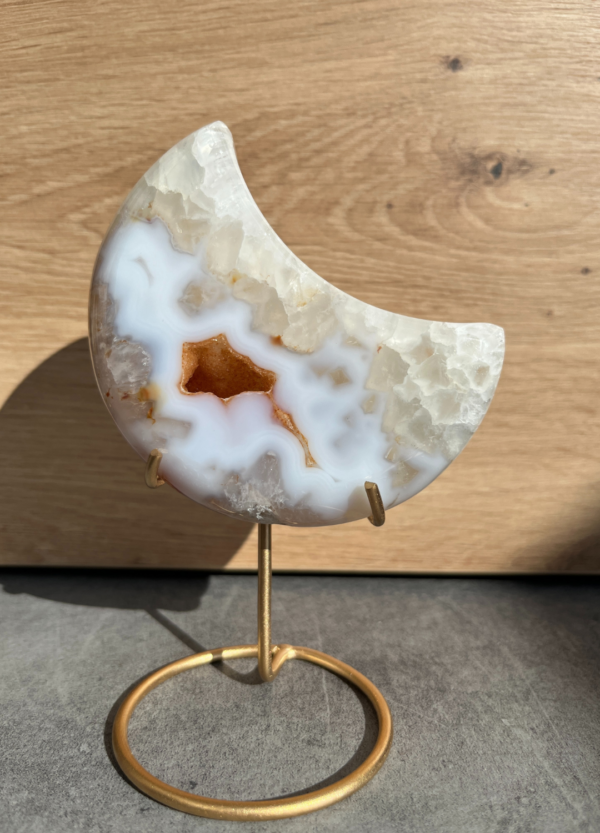Agaat maan, agaat werkt aardend, stabiliserend en beschermend. De steen werkt kalmerend, laat je veilig voelen en zorgt voor geestelijke balans.