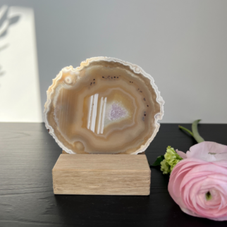 Naturel agaatschijf, elk stuk is uniek waar deze met de hand wordt bewerkt. Agaat werkt aardend en beschermend.