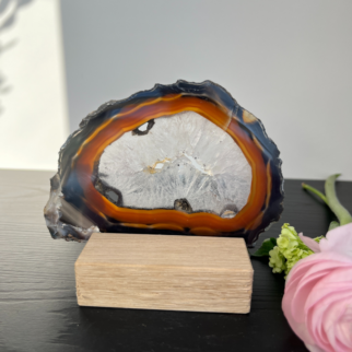 Naturel agaatschijf, elk stuk is uniek waar deze met de hand wordt bewerkt. Agaat werkt aardend en beschermend.