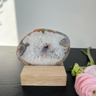 Naturel agaatschijf, elk stuk is uniek waar deze met de hand wordt bewerkt. Agaat werkt aardend en beschermend.