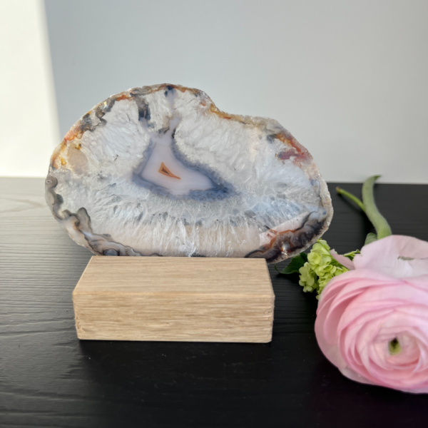 Naturel agaatschijf, elk stuk is uniek waar deze met de hand wordt bewerkt. Agaat werkt aardend en beschermend.