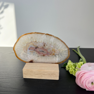 Naturel agaatschijf, elk stuk is uniek waar deze met de hand wordt bewerkt. Agaat werkt aardend en beschermend.