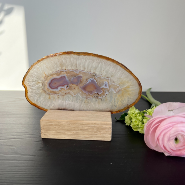 Naturel agaatschijf, elk stuk is uniek waar deze met de hand wordt bewerkt. Agaat werkt aardend en beschermend.