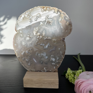 Naturel agaatschijf, elk stuk is uniek waar deze met de hand wordt bewerkt. Agaat werkt aardend en beschermend.