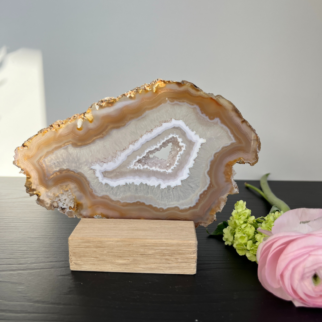 Naturel agaatschijf, elk stuk is uniek waar deze met de hand wordt bewerkt. Agaat werkt aardend en beschermend.