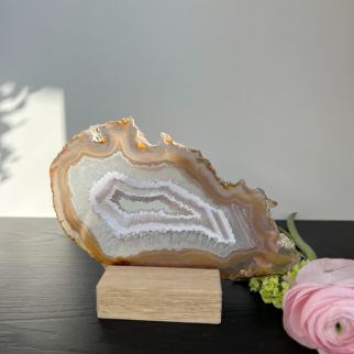 Naturel agaatschijf, elk stuk is uniek waar deze met de hand wordt bewerkt. Agaat werkt aardend en beschermend.