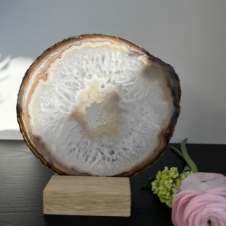 Naturel agaatschijf, elk stuk is uniek waar deze met de hand wordt bewerkt. Agaat werkt aardend en beschermend.