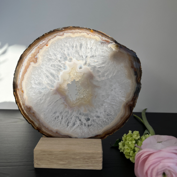 Naturel agaatschijf, elk stuk is uniek waar deze met de hand wordt bewerkt. Agaat werkt aardend en beschermend.