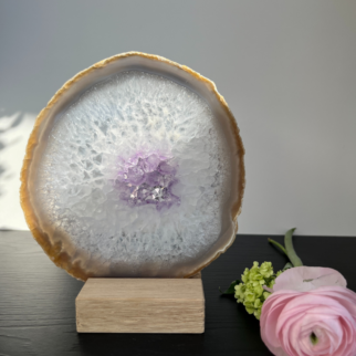 Naturel agaatschijf, elk stuk is uniek waar deze met de hand wordt bewerkt. Agaat werkt aardend en beschermend.