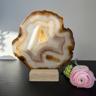 Naturel agaatschijf, elk stuk is uniek waar deze met de hand wordt bewerkt. Agaat werkt aardend en beschermend.