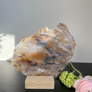 Naturel agaatschijf, elk stuk is uniek waar deze met de hand wordt bewerkt. Agaat werkt aardend en beschermend.