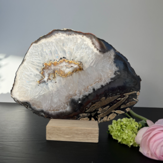 Naturel agaatschijf, elk stuk is uniek waar deze met de hand wordt bewerkt. Agaat werkt aardend en beschermend.