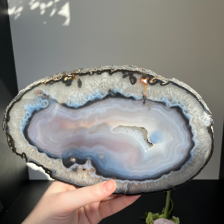 Naturel agaatschijf, elk stuk is uniek waar deze met de hand wordt bewerkt. Agaat werkt aardend en beschermend.
