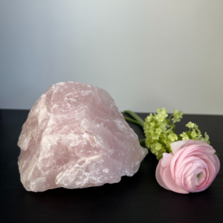 Ruwe rozenkwarts. Rozenkwarts bevordert vergeving, empathie, compassie en tolerantie, naar zowel anderen als jezelf