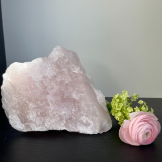 Ruwe rozenkwarts. Rozenkwarts bevordert vergeving, empathie, compassie en tolerantie, naar zowel anderen als jezelf