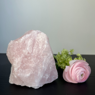Ruwe rozenkwarts. Rozenkwarts bevordert vergeving, empathie, compassie en tolerantie, naar zowel anderen als jezelf
