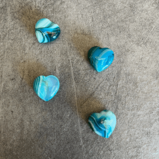 blauwe agaat harten, agaat werkt aardend, stabiliserend en beschermend.