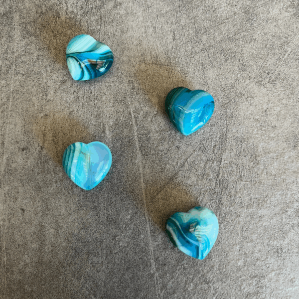 blauwe agaat harten, agaat werkt aardend, stabiliserend en beschermend.