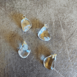 Kettinghanger met een bergkristal. Bergkristal reguleert energie, absorbeert energie, geeft energie en slaat energie op naar gelang wat er nodig is in een bepaalde situatie.