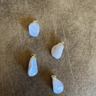 Kettinghanger met een chalcedoon. Chalcedoon brengt lichtheid, optimisme en een onbezwaard levensgevoel.
