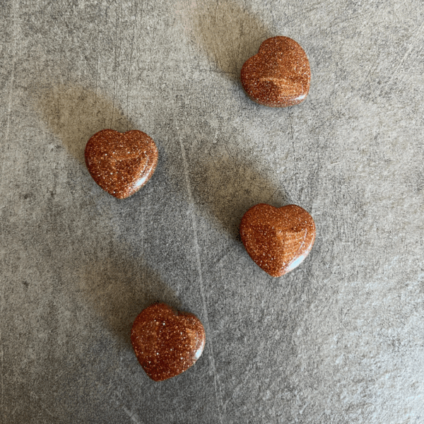 Goudsteen hartje. De steen geeft kracht en energie maar ook hoop, bevordert een positieve kijk op het leven en werkt opbeurend.