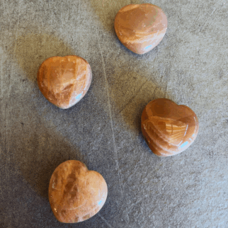 Maansteen hartje. Deze steen werd gebruikt als geluksteen en voor het opwekken van iemands liefde.