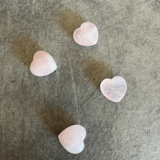 Rozenkwarts hart, het trekt liefde aan, helpt je om lief te hebben en om je open te stellen voor het ontvangen van liefde