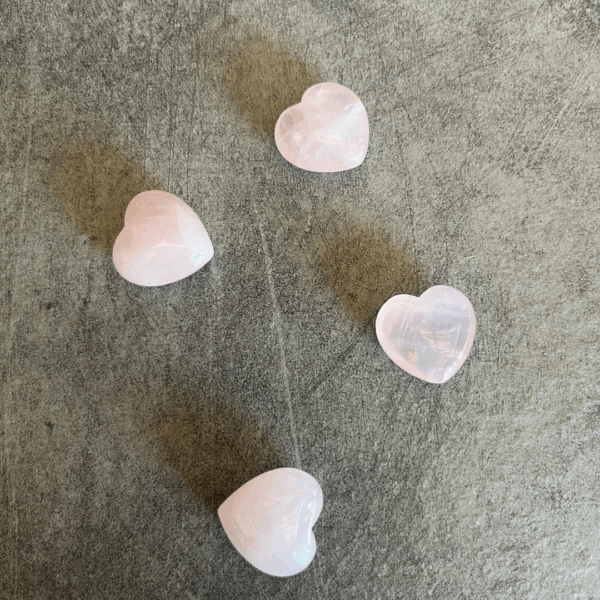 Rozenkwarts hart, het trekt liefde aan, helpt je om lief te hebben en om je open te stellen voor het ontvangen van liefde