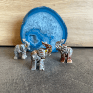 Speksteen diertje in de vorm van een Olifant. Speksteen bevordert het zelfvertrouwen.