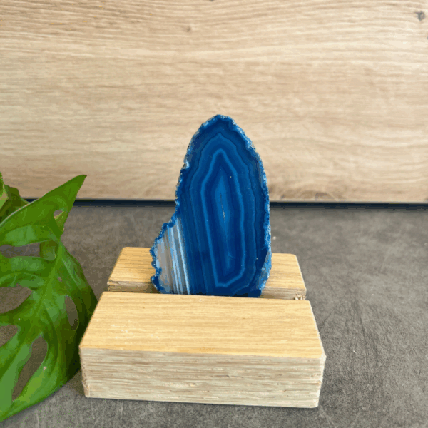 Blauwe agaatschijf, elk stuk is uniek waar deze met de hand wordt bewerkt. Agaat werkt aardend en beschermend.