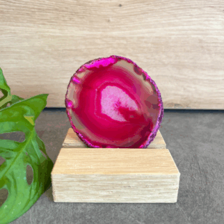 Roze agaatschijf, elk stuk is uniek waar deze met de hand wordt bewerkt. Agaat werkt aardend en beschermend.