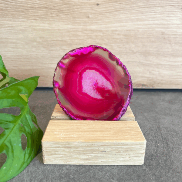 Roze agaatschijf, elk stuk is uniek waar deze met de hand wordt bewerkt. Agaat werkt aardend en beschermend.