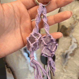 Geknoopte sleutelhanger van macrame
