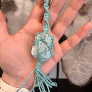 Geknoopte sleutelhanger van macrame