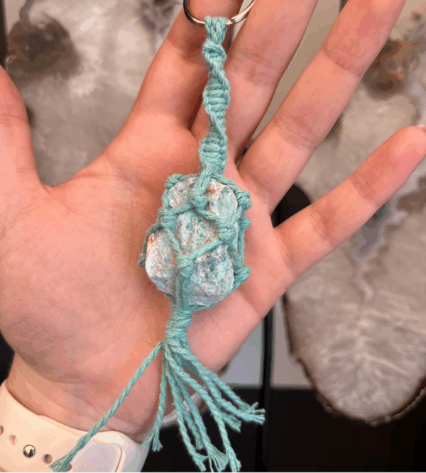Geknoopte sleutelhanger van macrame