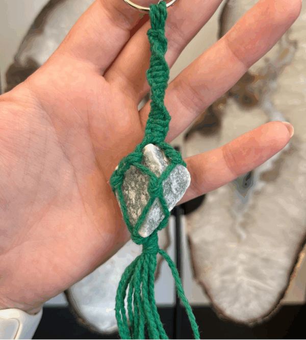 Geknoopte sleutelhanger van macrame