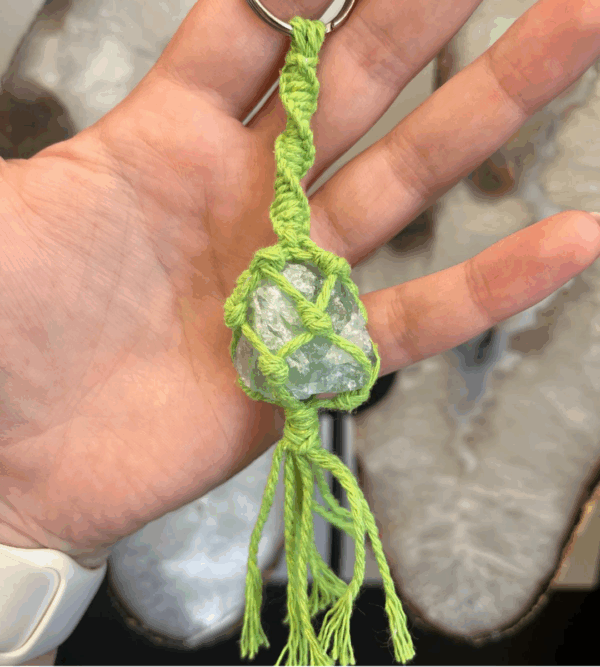 Geknoopte sleutelhanger van macrame