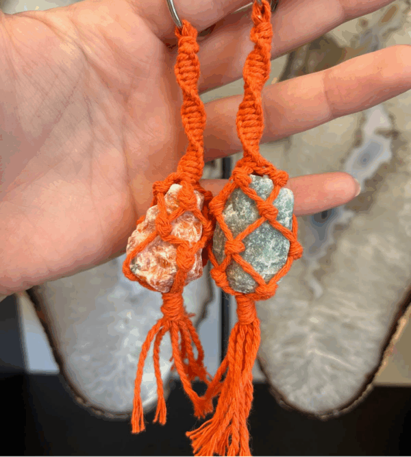 Geknoopte sleutelhanger van macrame