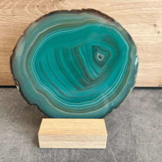 Groene agaatschijf, elk stuk is uniek waar deze met de hand wordt bewerkt. Agaat werkt aardend en beschermend.