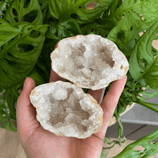 Marokaanse geode, Ontdek de magie van de natuur met deze originele Mexicaanse geode. Deze geode is nog volledig intact en zal worden gekraakt – een spannend moment waarbij de eerste schitterende kristallen binnenin worden onthult!