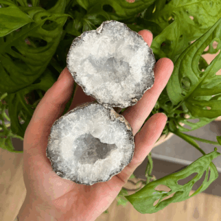 Mexicaanse geode, Ontdek de magie van de natuur met deze originele Mexicaanse geode. Deze geode is nog volledig intact en zal worden gekraakt – een spannend moment waarbij de eerste schitterende kristallen binnenin worden onthult!