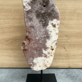 Roze amethist op standaard, staat bekend om zijn beschermende eigenschappen en kan het een gevoel van vrede en ontspanning creëren.