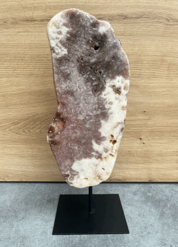 Roze amethist op standaard, staat bekend om zijn beschermende eigenschappen en kan het een gevoel van vrede en ontspanning creëren.