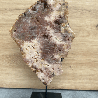 Roze amethist op standaard, staat bekend om zijn beschermende eigenschappen en kan het een gevoel van vrede en ontspanning creëren.