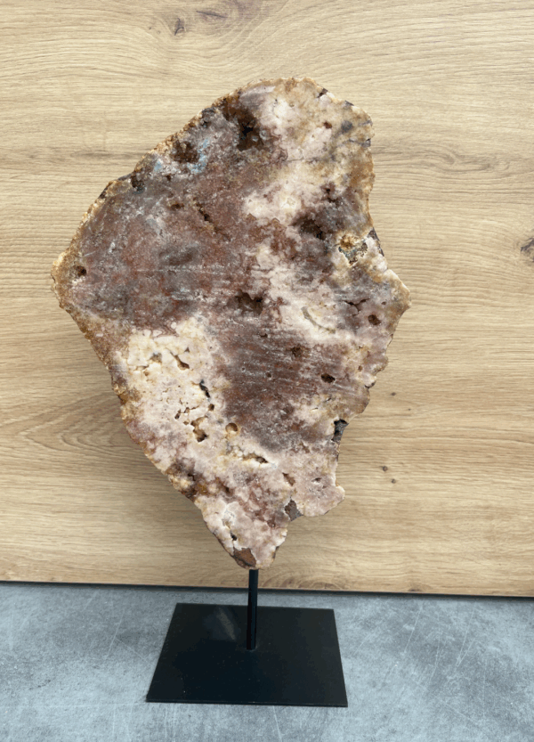 Roze amethist op standaard, staat bekend om zijn beschermende eigenschappen en kan het een gevoel van vrede en ontspanning creëren.